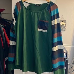 Long sleeve shirt with striped sleeves